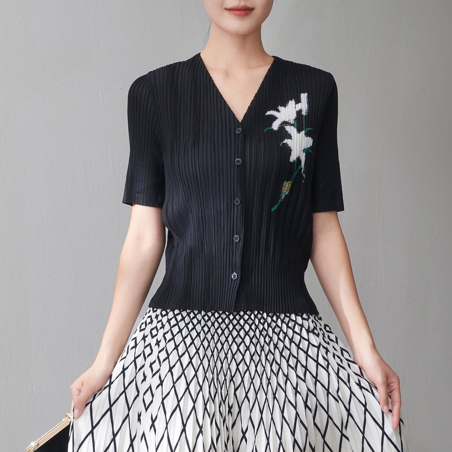Short sleeved pleated cardigan for women