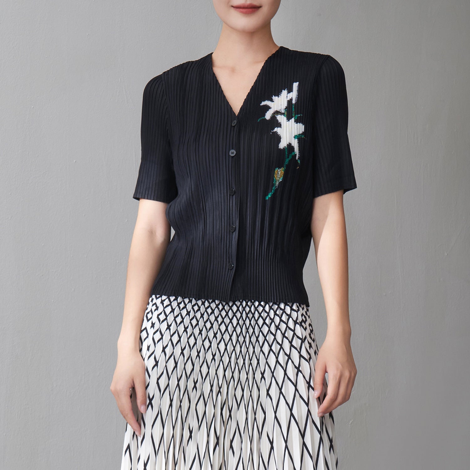 Short sleeved pleated cardigan for women