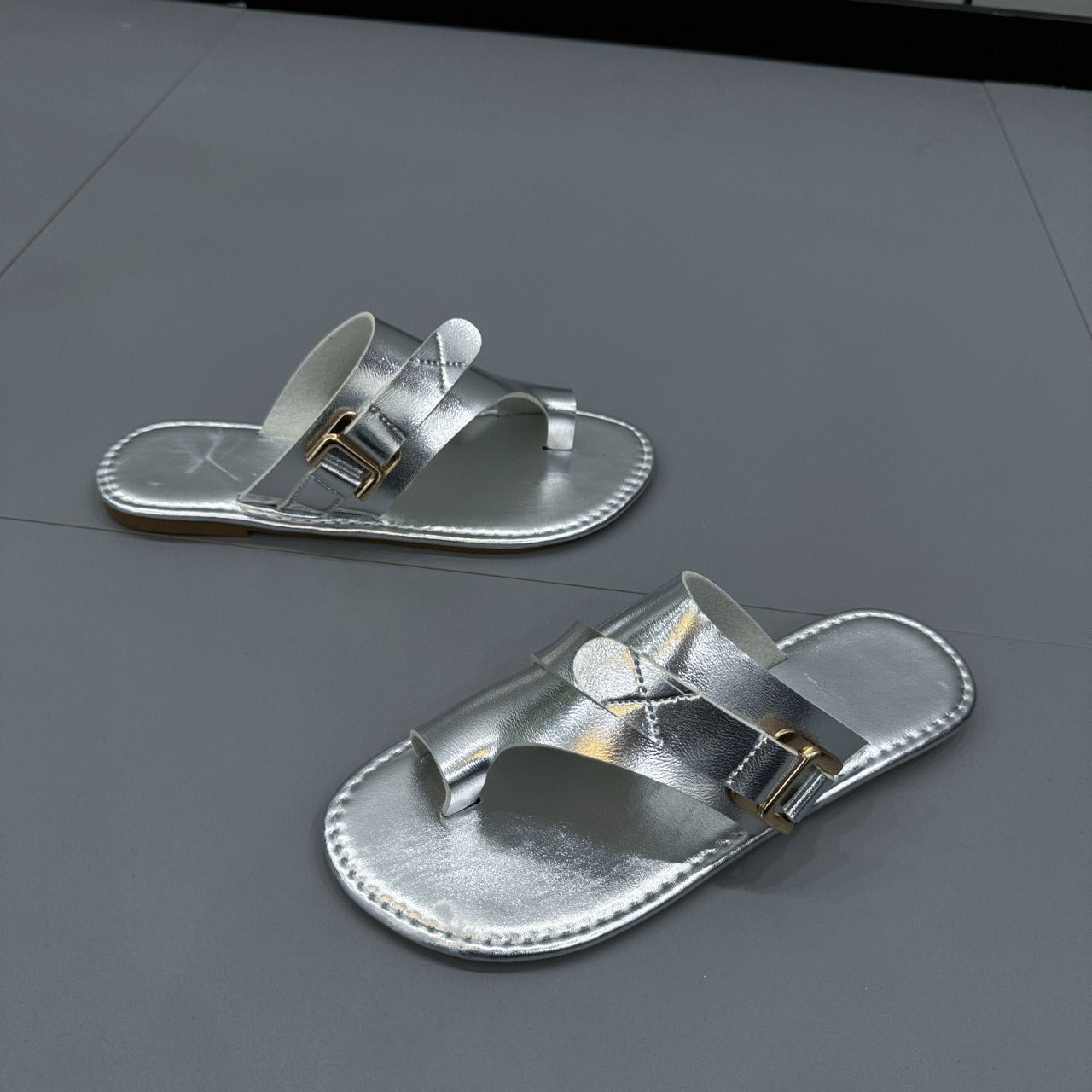Summer new women's shoes with toe covers, fashionable flat heels, and casual women's sandals and slippers