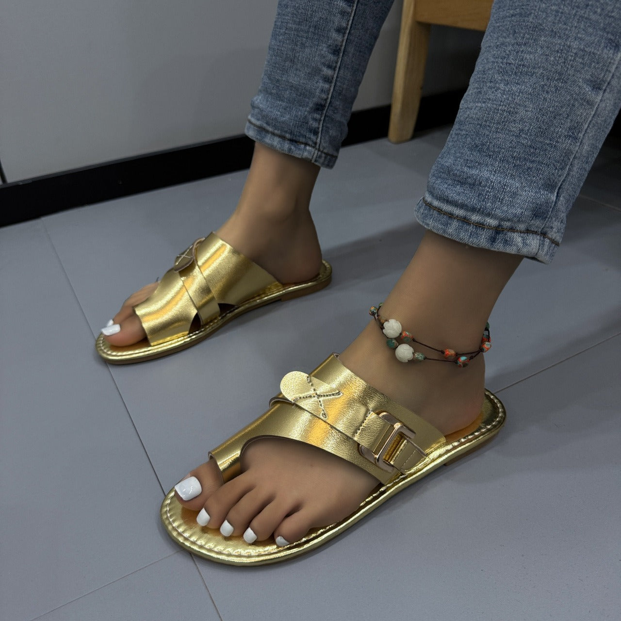 Summer new women's shoes with toe covers, fashionable flat heels, and casual women's sandals and slippers