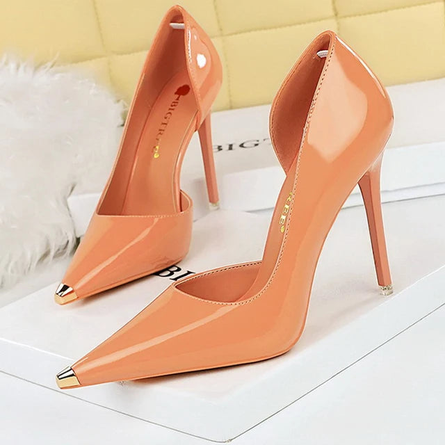 Sapatos de salto alto em verniz com detalhes metalizados