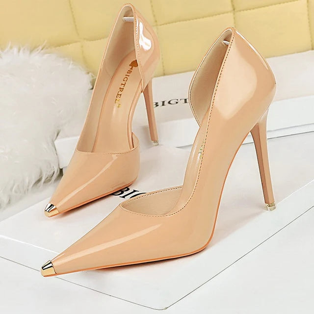 Sapatos de salto alto em verniz com detalhes metalizados